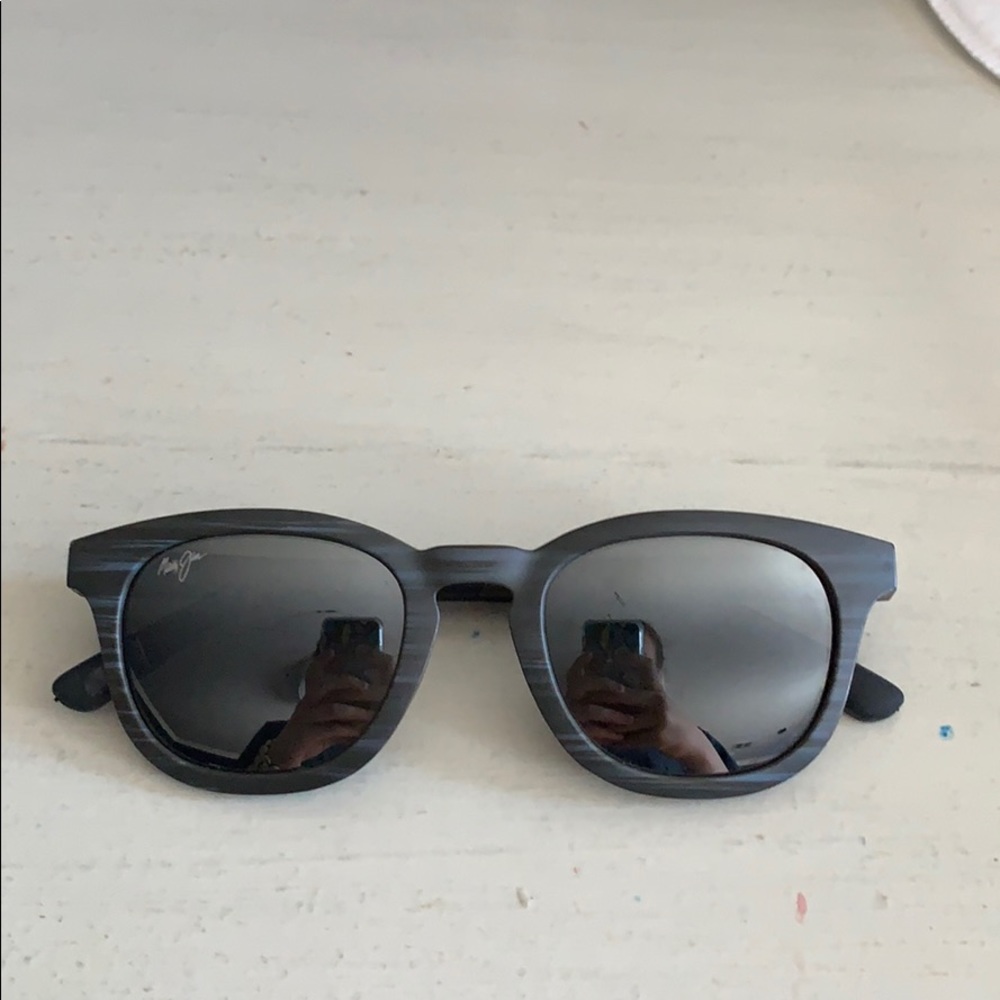 Black, round Maui Jim’s, 48 mm